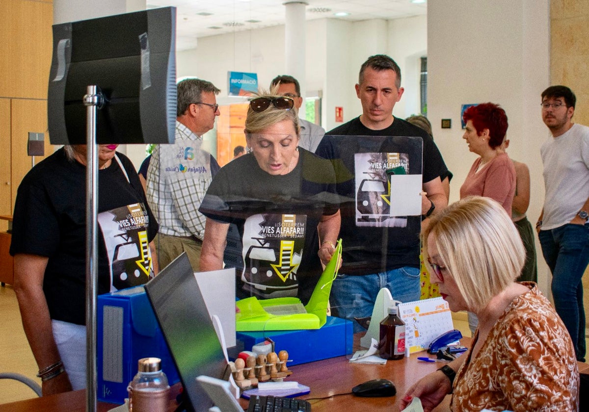 Acto de la entrega de las firmas por la Plataforma por el Soterramiento.