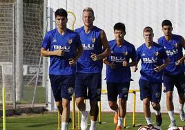 Soler, Racic, Kang In, Lato y Ferran, en un entrenamiento con el Valencia en agosto de 2018.