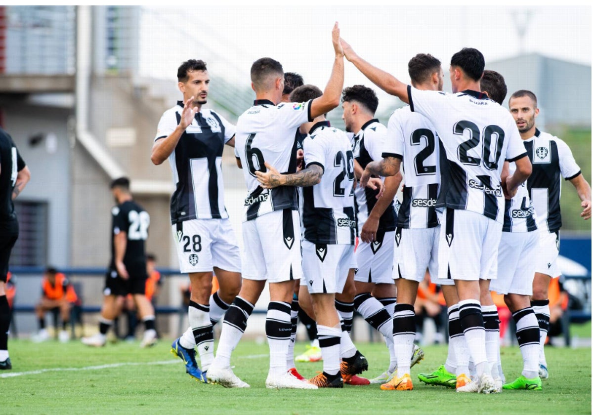 Jugadores del Levante, durante un partido de pretemporada del año pasado.