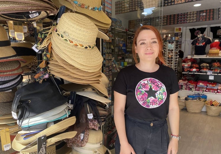 Eva Beltrán, junto a los sombreros que venden en 'Smlie & Valencia', en la plaza de la Reina.