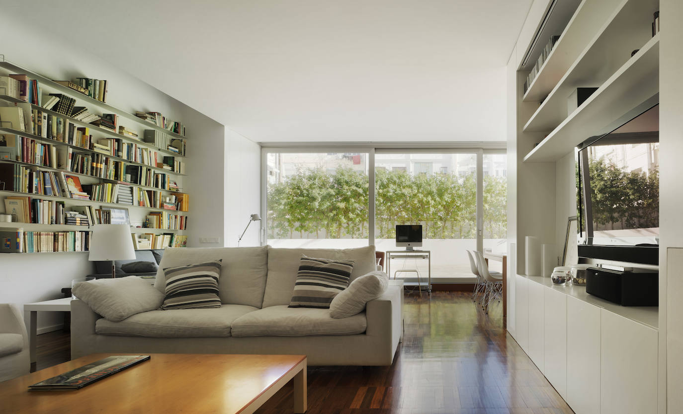 La vegetación exterior permite recrear el paisaje que existiría en una vivienda unifamiliar, pero en el centro de la ciudad.