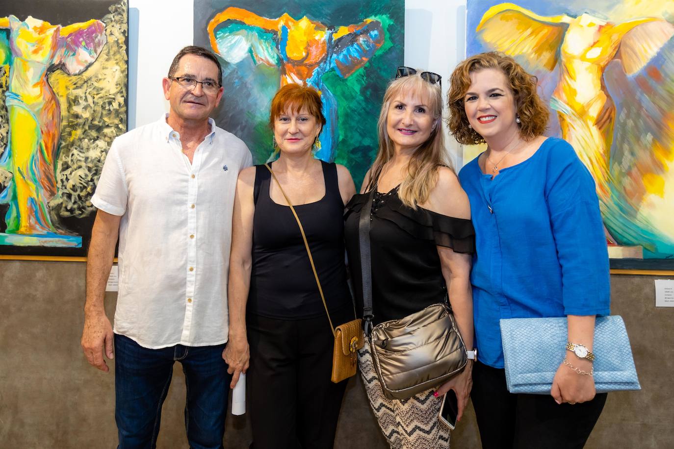 Asistentes a la exposición de Inocencia García Casas en el Mercado de Colón.