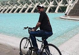 Lauren Begaudeau, en bicicleta por la Ciudad de las Artes y las Ciencias.