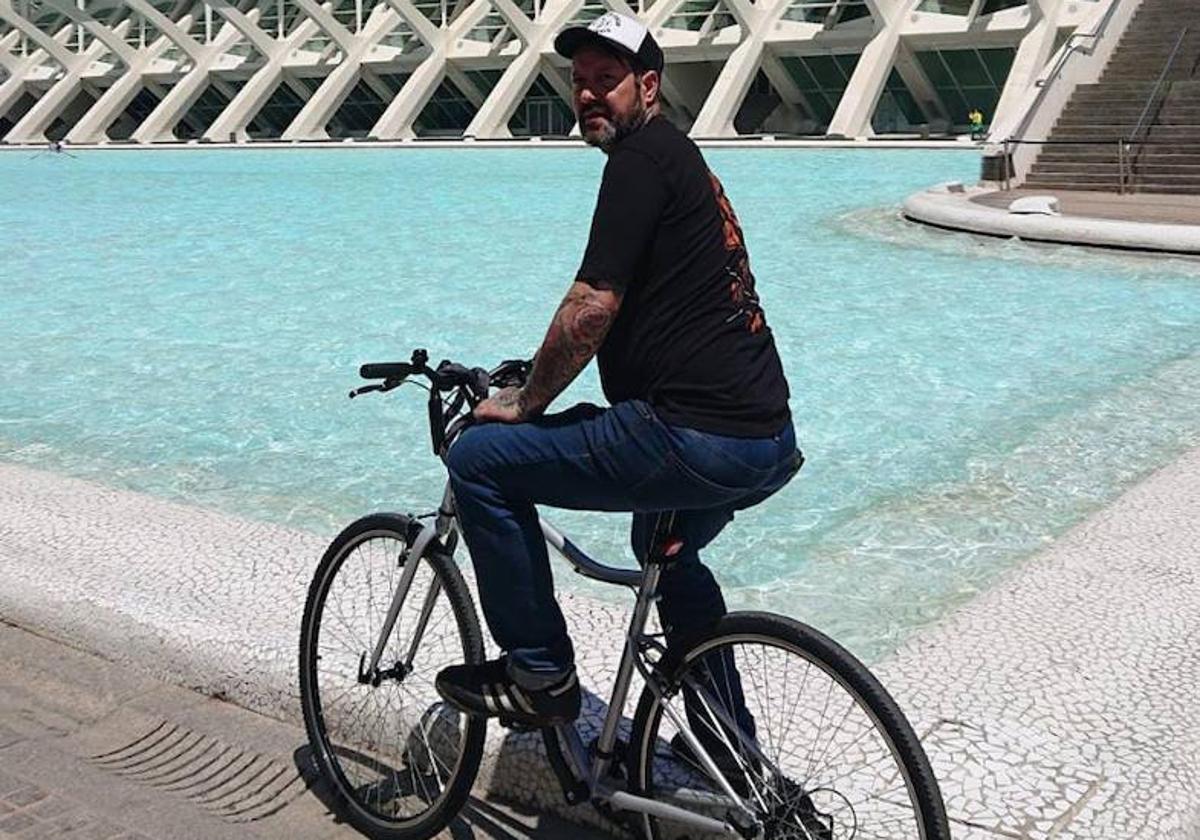 Lauren Begaudeau, en bicicleta por la Ciudad de las Artes y las Ciencias.