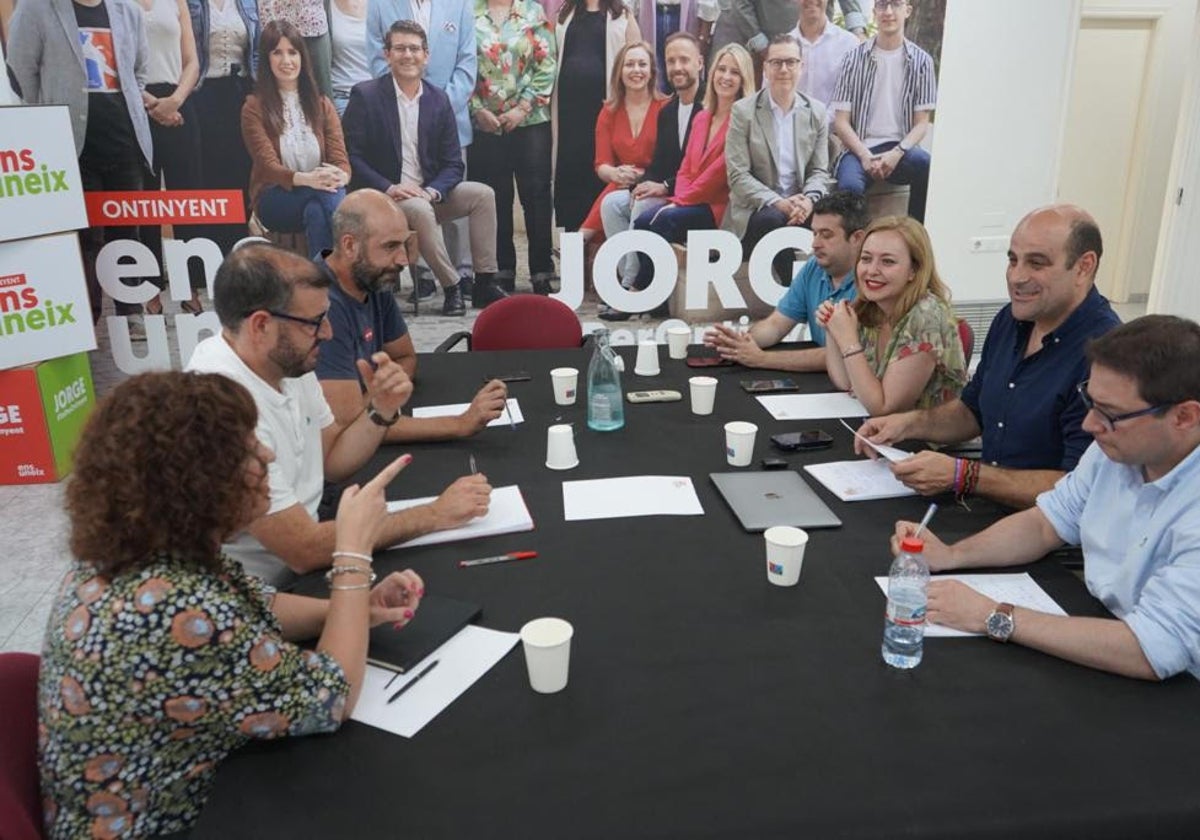 Negociadores del PSPV y Ens Uneix, el pasado martes en Ontinyent.