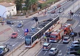 Policía Local y bomberos junto al tranvía y el vehículo siniestrado.