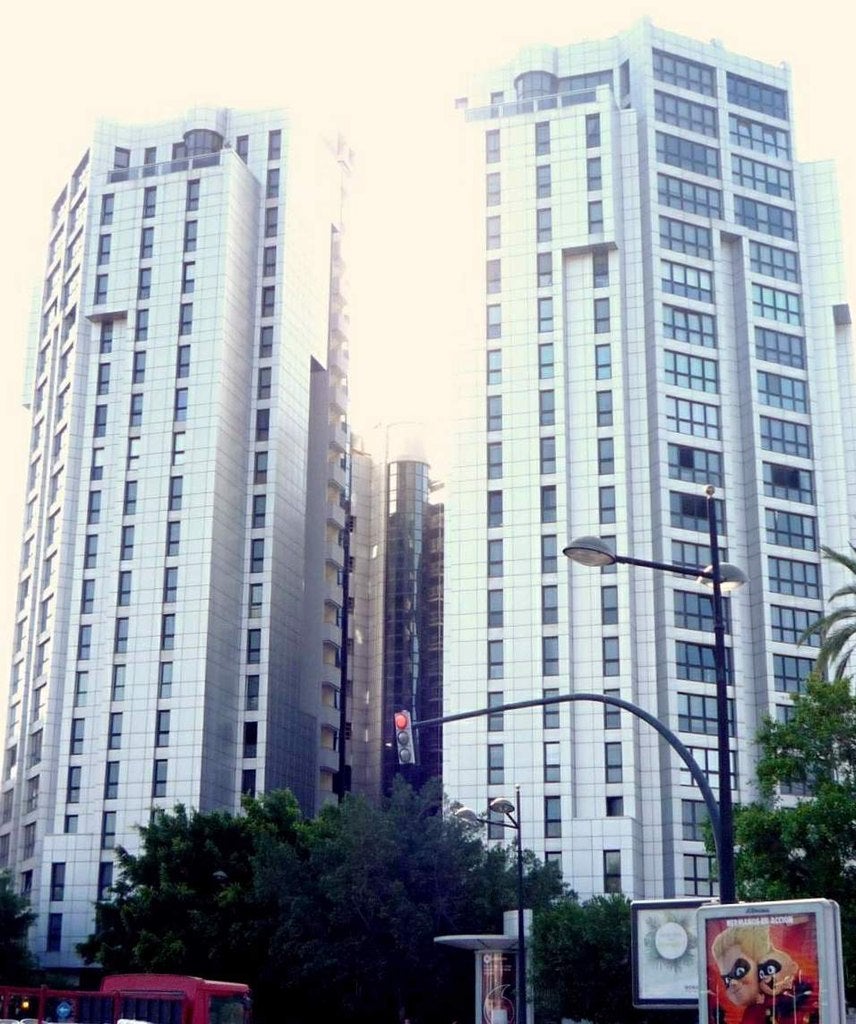 20. Alameda 38 (Torres A y B). Dos bloques de apartamentos de 75 metros de altura y 21 plntas. Construidas en el año 2001