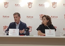 El alcalde de Xàtiva y la primera teniente de alcalde, en la rueda de prensa para dar a conocer el equipo de gobierno.