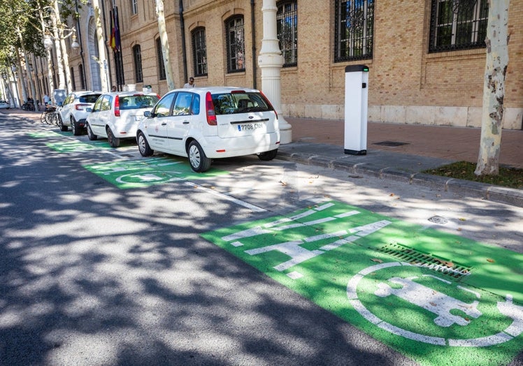 Puntos de recarga de coches eléctricos en la calle Amadeo de Saboya.