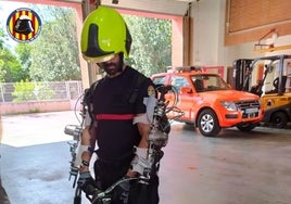 Un bombero prueba el exoesqueleto.