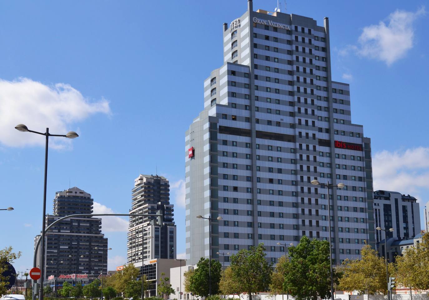 8. Torre de Ademuz 2. 90 metros - 26 plantas. Hotel. Construido en 2003. Es un edificio gemelo al anterior, pero con un uso diferente.