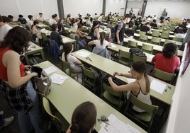 Alumnos poco antes de empezar la selectividad de 2023.