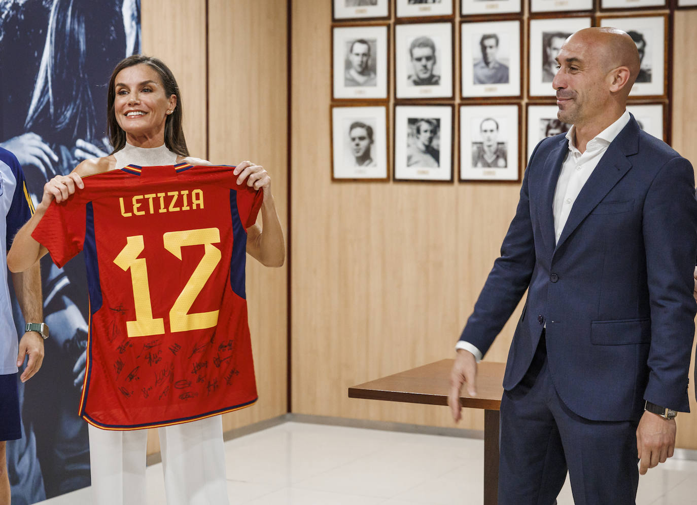 La visita de la Reina Letizia a la selección femenina de fútbol en Las Rozas