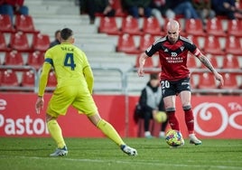 Oriol Rey encarando a Dela, jugador del Villareal B pretendido por el Levante.