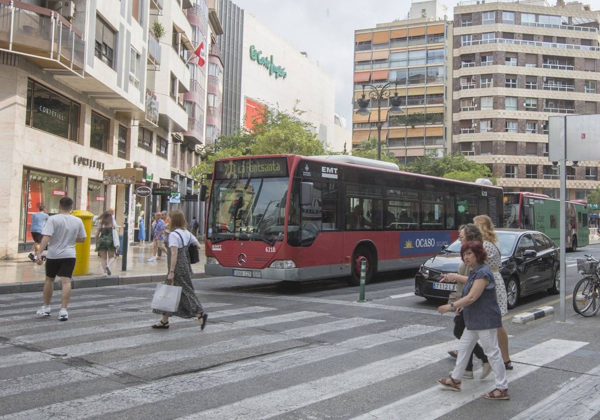 El transporte público dispone de dos carriles de circulación, como junto a la plaza de los Pinazo.