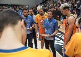 Xavi Albert da instrucciones durante un partido del filial del Valencia Basket.