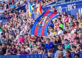 Aficionados del Levante en la grada del Ciutat en el entrenamiento previo al partido contra el Alavés