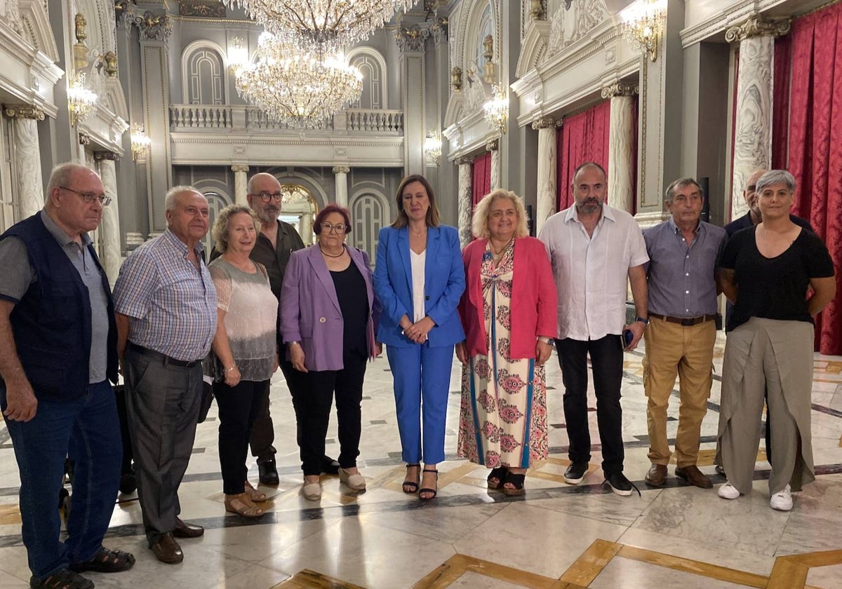 La alcaldesa de Valencia, María José Catalá, con representantes de la Federación de Vecinos de Valencia.