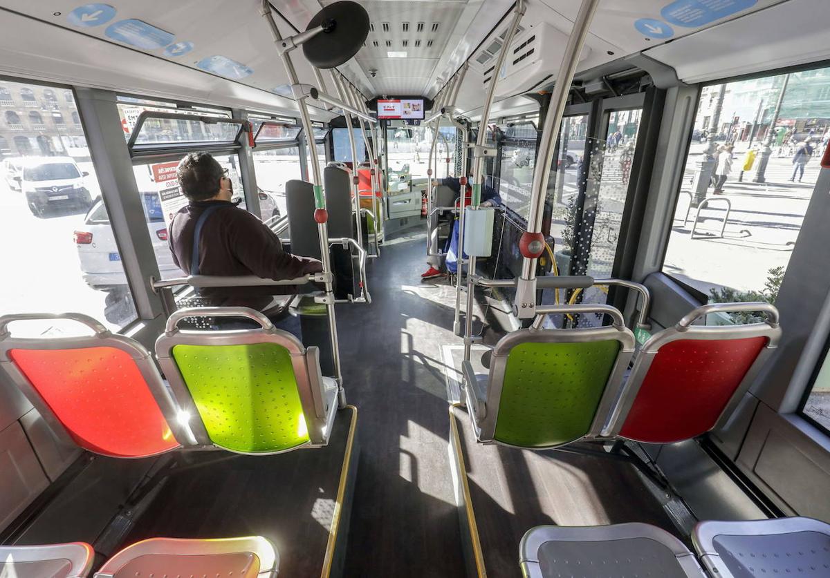 Viajeros en un autobús de la EMT.