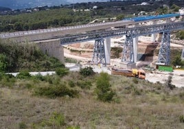 Las obras del nuevo viaducto sobre el barranco del Quisi, en Benissa.