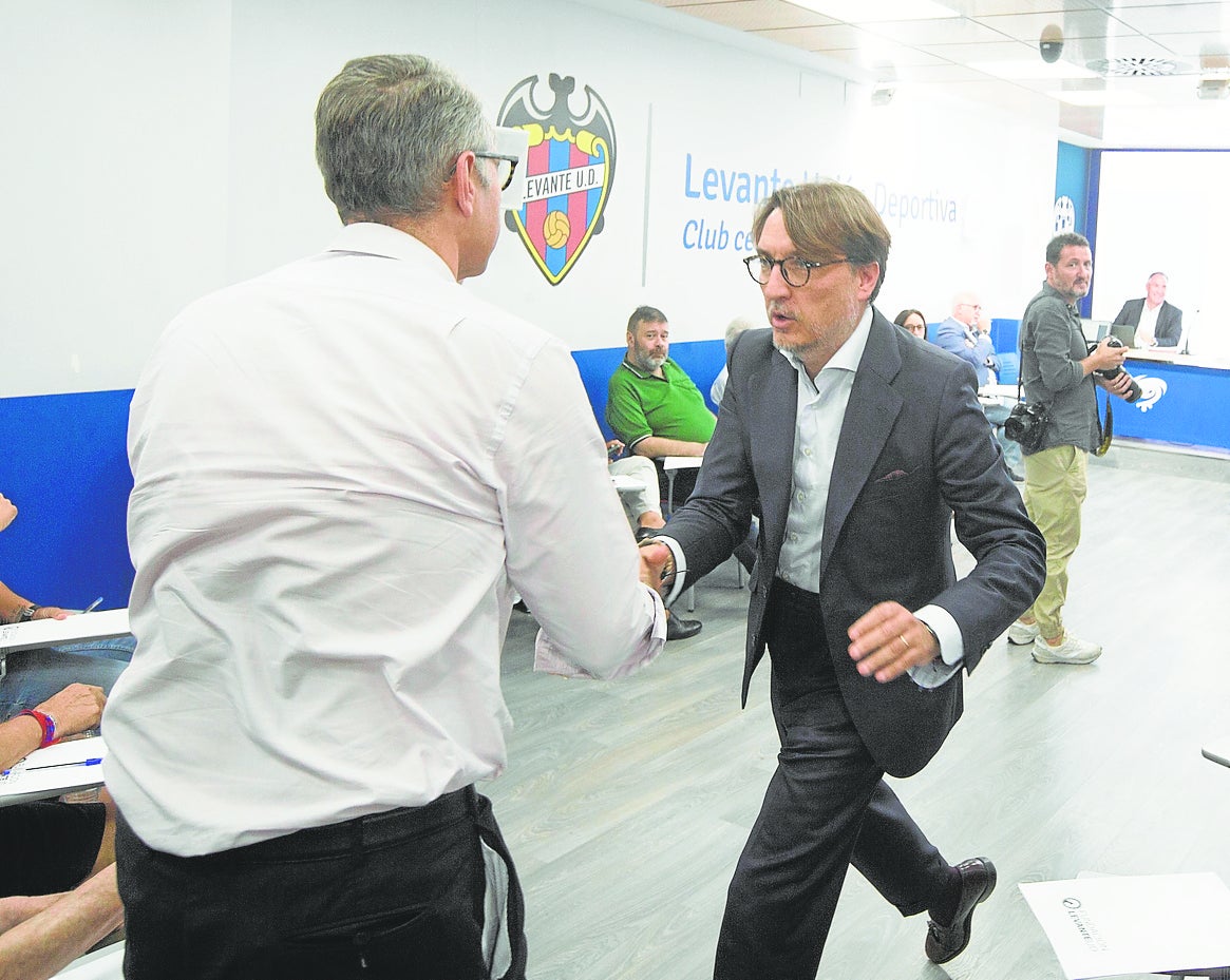 Quico Catalán saluda a José Manuel Fuertes en el patronato del Levante.