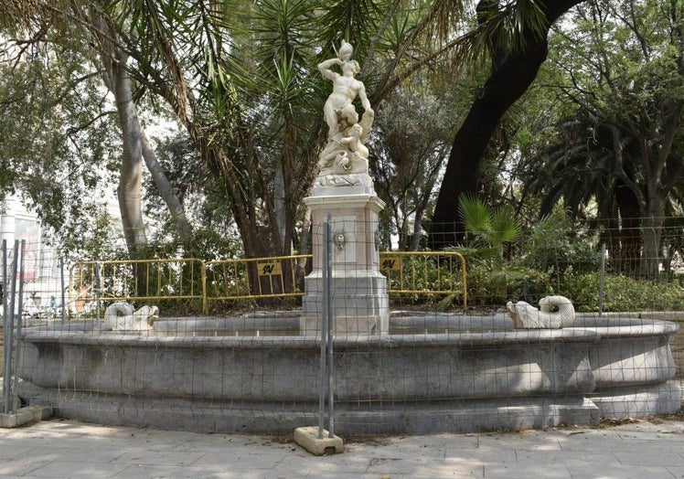 La fuente, vallada y sin agua en la Glorieta.