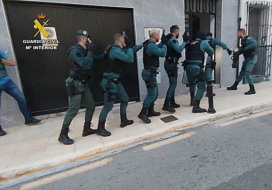 Un grupo de guardias civiles entra en la nave donde estaba la marihuana.