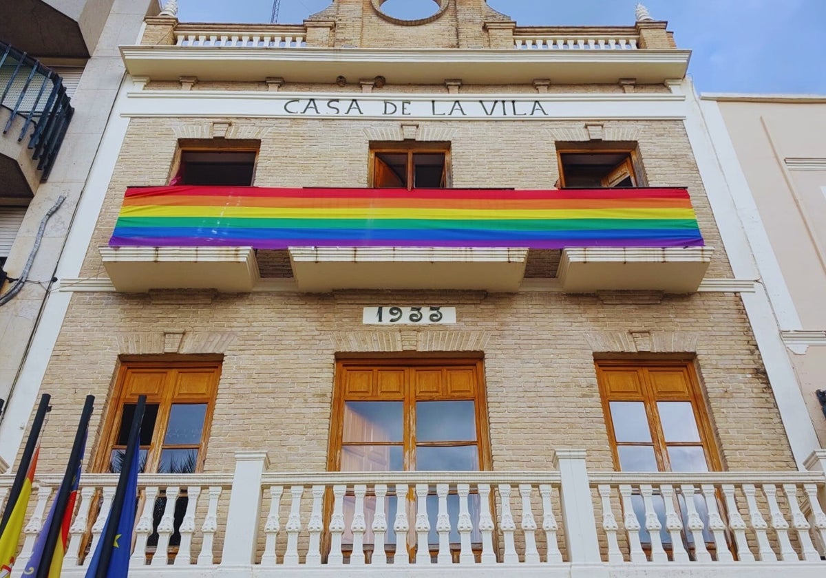 Bandera arcoíris en el balcón del Ayuntamiento de  l'Alcúdia de Crespins.