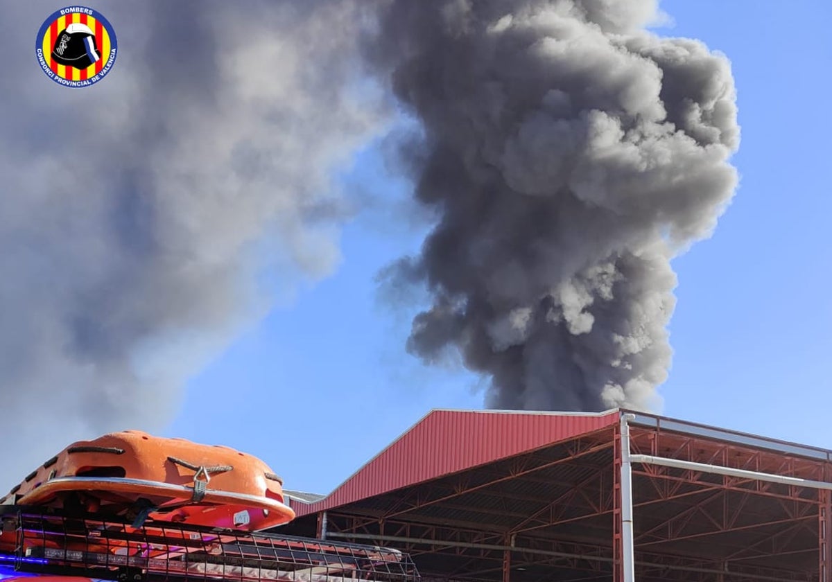 Imagen de archivo de una columna de humo que provocó el incendio de una nave.