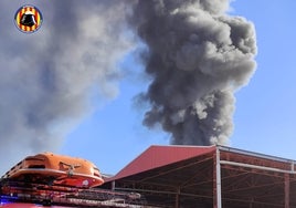 Imagen de archivo de una columna de humo provocada por un incendio en una nave.