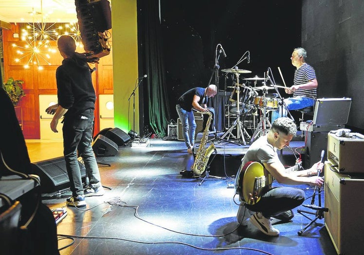 Horas antes del concierto, toca ensayar, probar el sonido y ver que todo funciona.