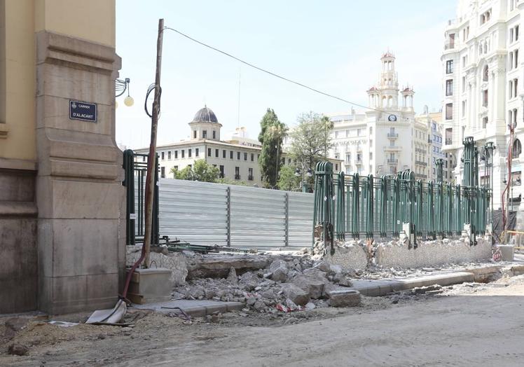 Imagen principal - Derriban parte de un tramo de la histórica valla de la estación del Norte