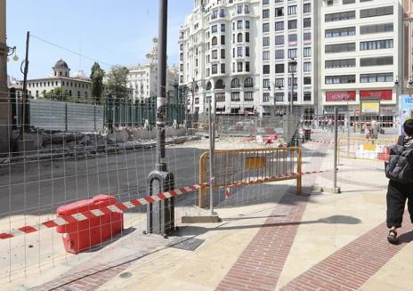 Imagen secundaria 1 - Derriban parte de un tramo de la histórica valla de la estación del Norte