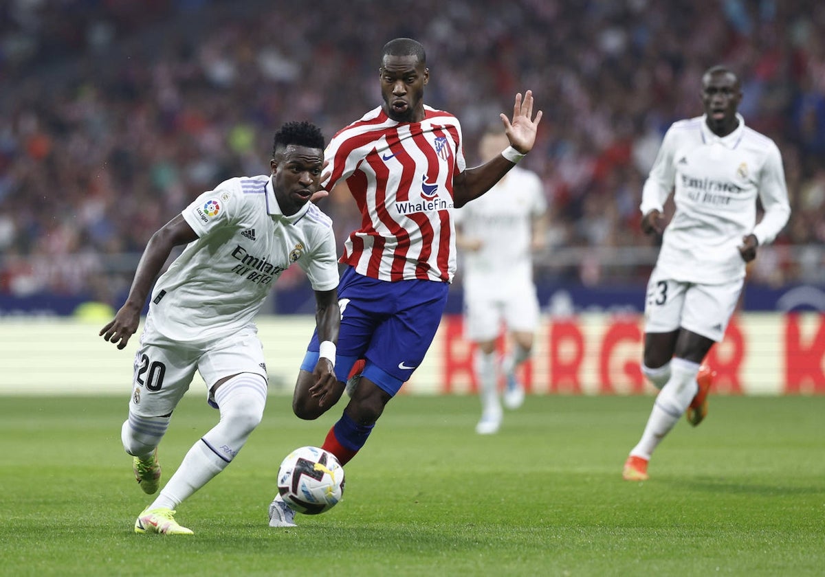 Kondogbia presiona a Vinícius en un partido Atlético-Real Madrid.