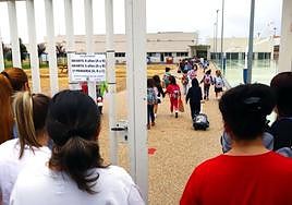 Alumnos o niños con sus padres entrando en el colegio.