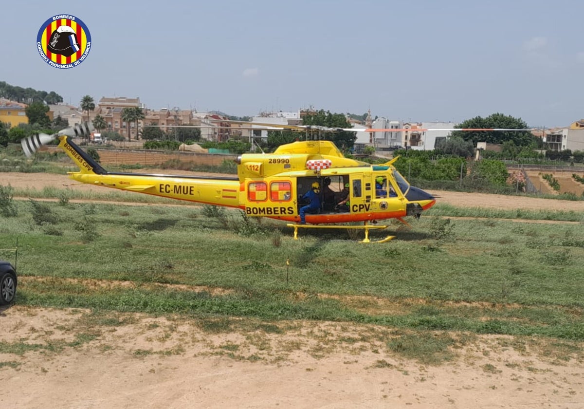 Momento en el que la mujer es trasladada en helicóptero.