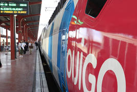 Uno de los trenes de alta velocidad de Ouigo estacionado en su ruta Madrid-Albacete-Alicante