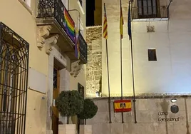 La bandera preconstitucional en la pared donde están izadas las banderas de España, Comunitat y la Europea.