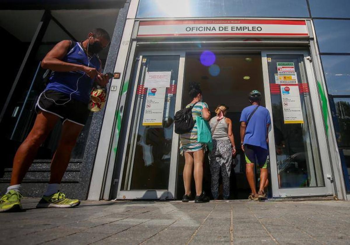 Personas entrando en una oficina del SEPE.