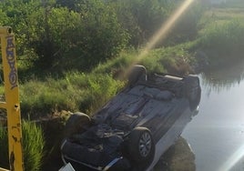 Estado en el que quedó el vehículo tras caer al río.