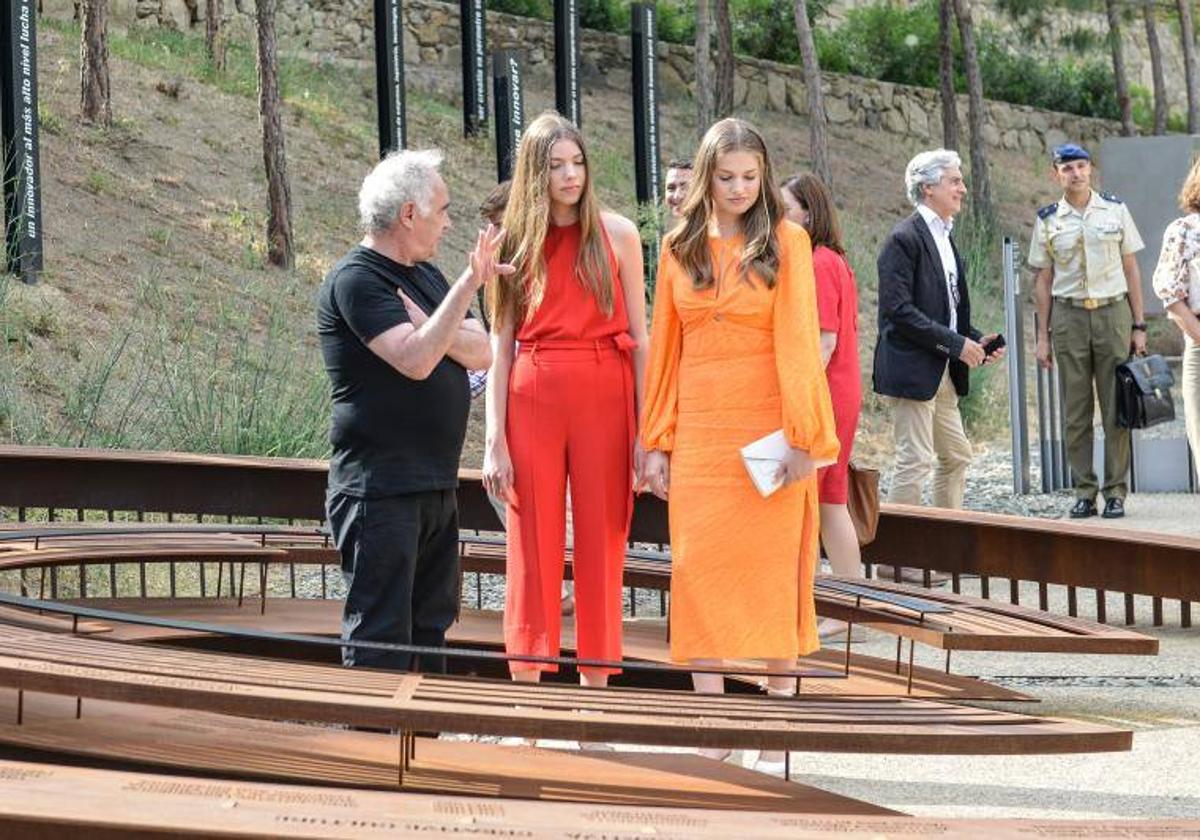 La princesa Leonor y la infanta Sofía con Ferran Adrià.