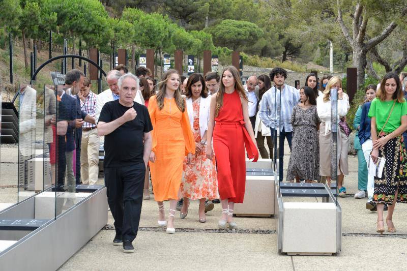 La princesa Leonor y la infanta Sofía reaparecen con un look &#039;vitamina&#039;