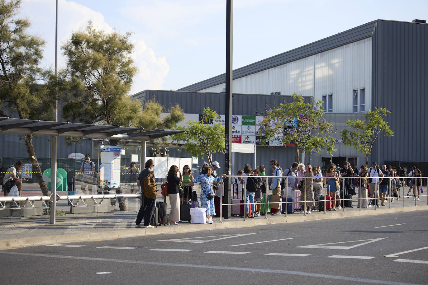 Así son las colas en la estación Joaquín Sorolla y el aeropuerto