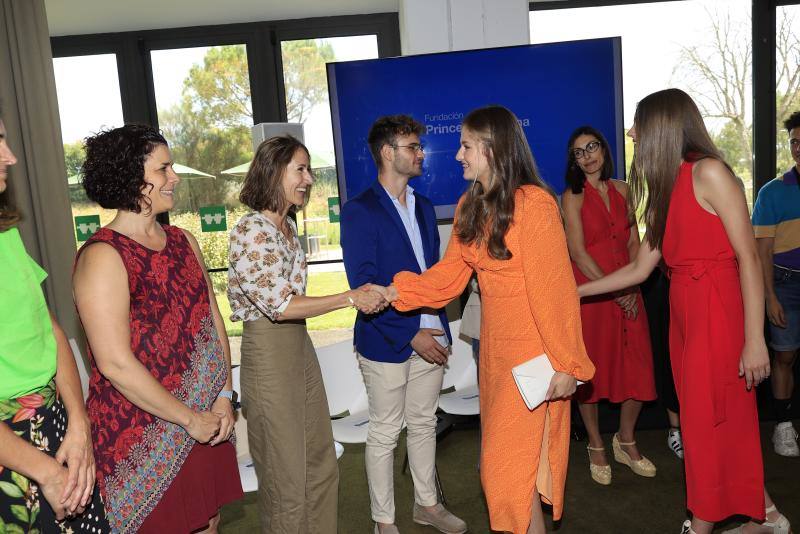 La princesa Leonor y la infanta Sofía reaparecen con un look &#039;vitamina&#039;