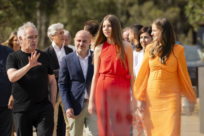 La princesa Leonor y la infanta Sofía reaparecen con un look &#039;vitamina&#039;