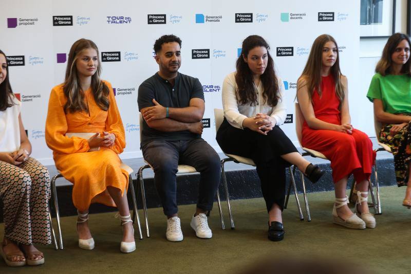 La princesa Leonor y la infanta Sofía reaparecen con un look &#039;vitamina&#039;