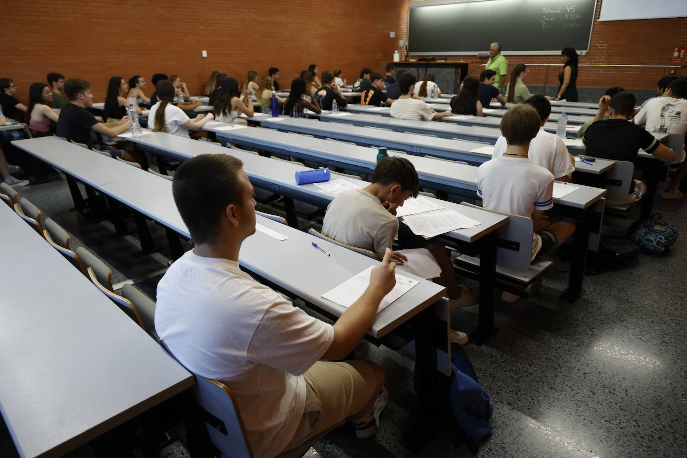 Los valencianos se examinan en la prueba extraordinaria de selectividad 2023