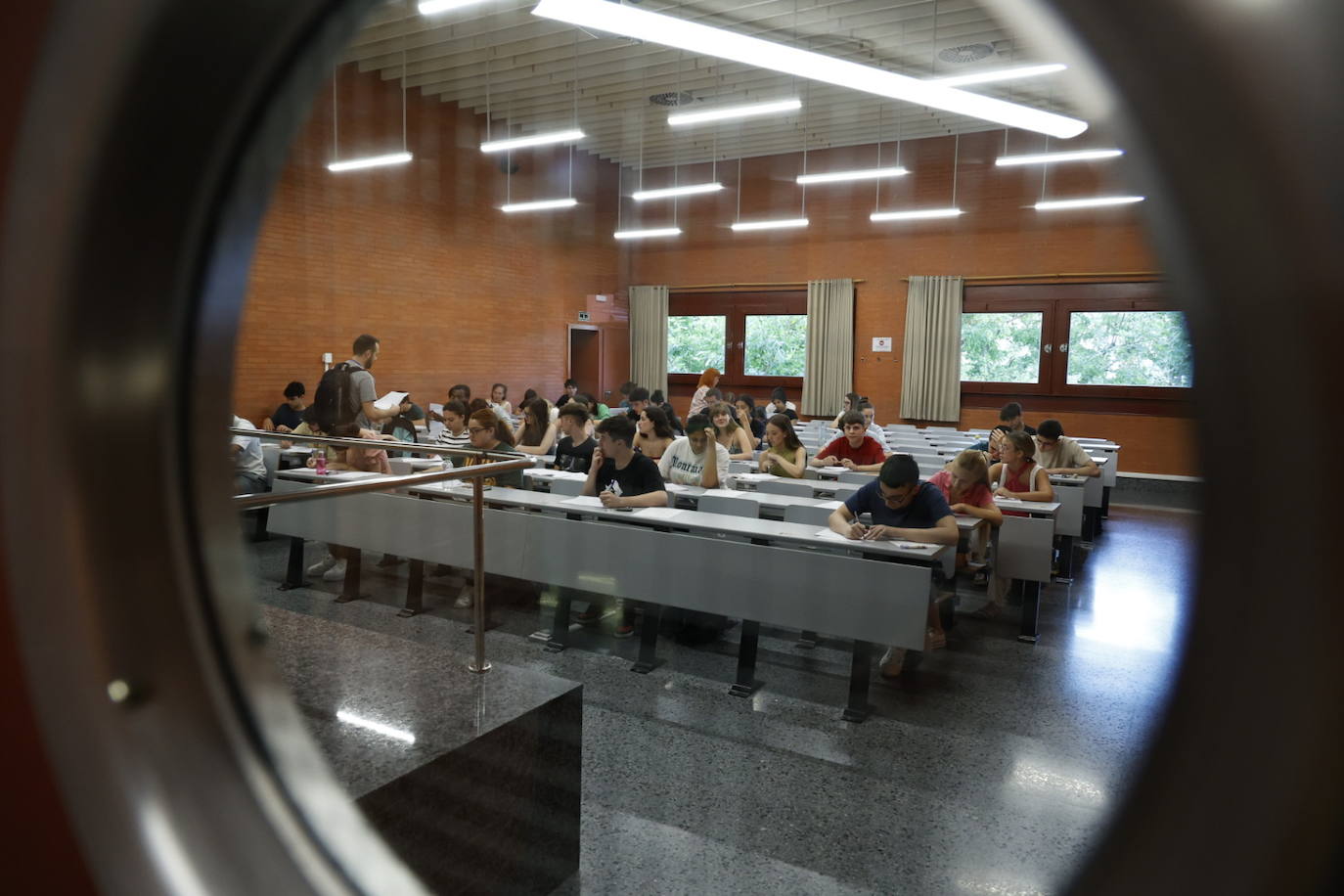 Los valencianos se examinan en la prueba extraordinaria de selectividad 2023