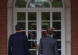 Pedro Sánchez y Alberto Núñez Feijóo caminando hacia la Moncloa