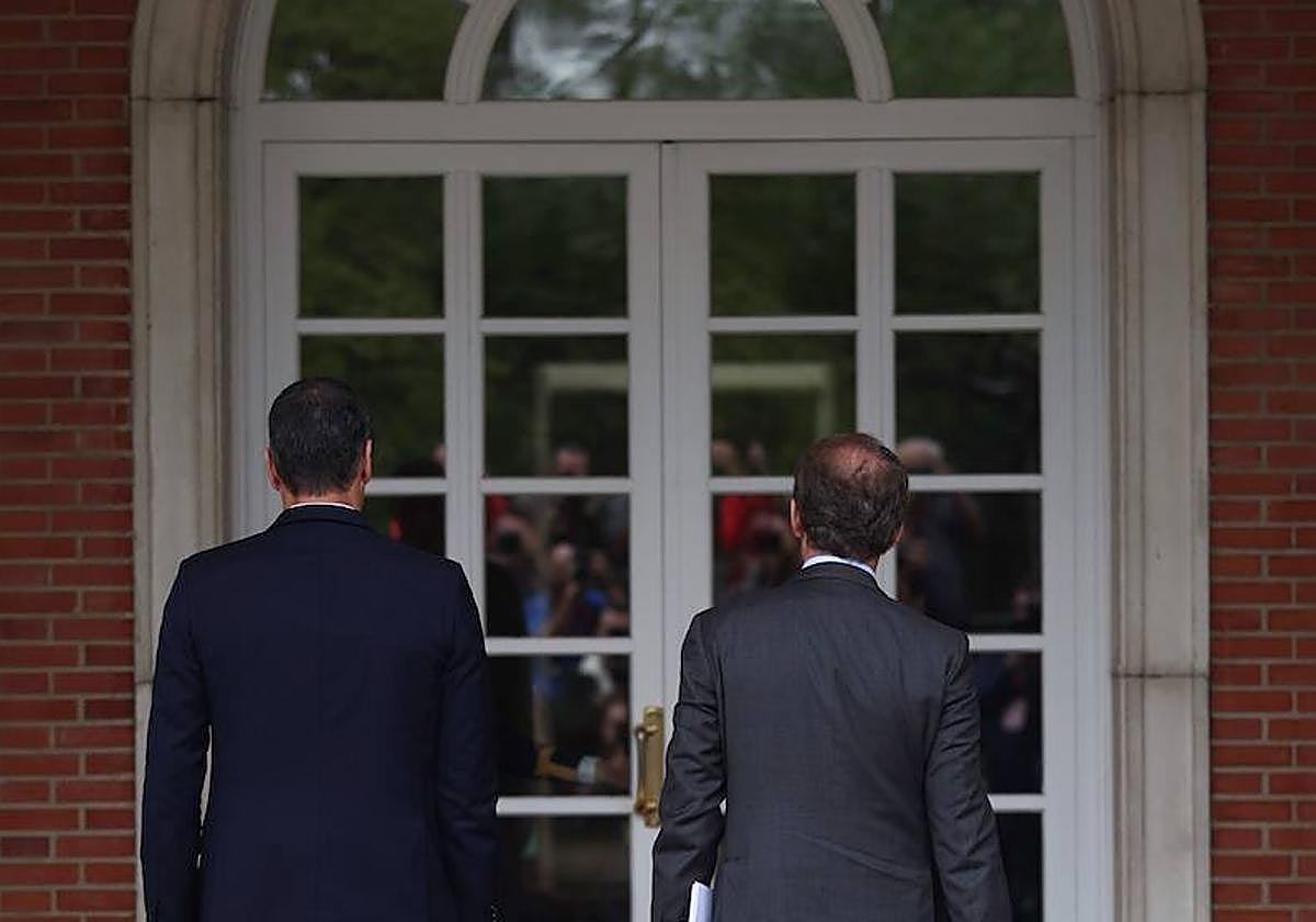 Pedro Sánchez y Alberto Núñez Feijóo caminando hacia la Moncloa